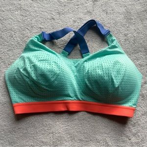 Victoria Secret • Lightweight Sports Bra